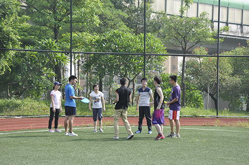 小組隊(duì)員們出謀劃策中..