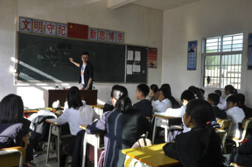 化學(xué)課上老師給大家教授簡(jiǎn)單的化學(xué)知識(shí)